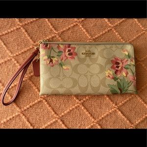 ⚫️SOLD⚫️Coach Large Floral Wristlet